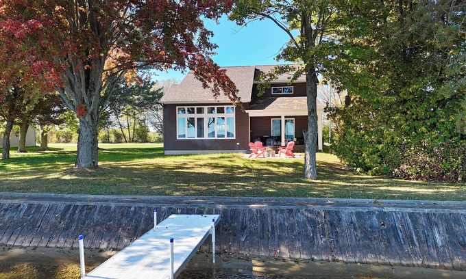 Houghton Lake House | Spacious 4-bedroom lakefront house with WiFi, AC in tranquil Houghton Lake