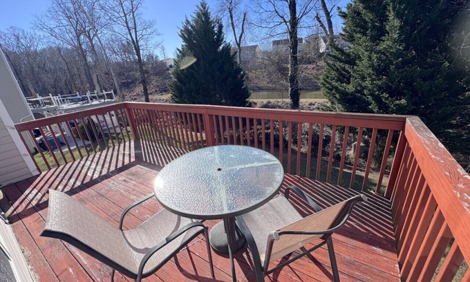 Greensboro House | Spacious 4 bedroom 4 bathroom home near Airport