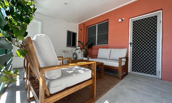 Hamilton Apartment | Spacious 4-Bedroom Apartment with AC & WiFi in Hamilton. Centre of Eat St.