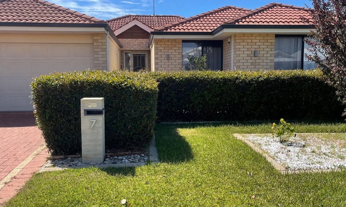 Dudley Park House | Spacious 4-bedroom house with AC, WiFi in enchanting Dudley Park. Tourist place.