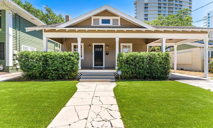 Bayshore Gardens House | Spacious 4-bedroom bungalow one block from Bayshore Tampa with AC, WiFi