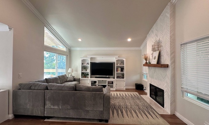 Brea House | Spacious 4-bedroom Disneyland townhome with AC, WiFi