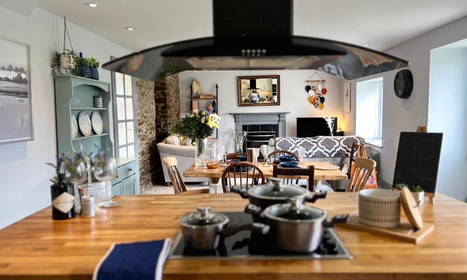 Kilgetty House | Spacious 4 Bedroom Farmhouse