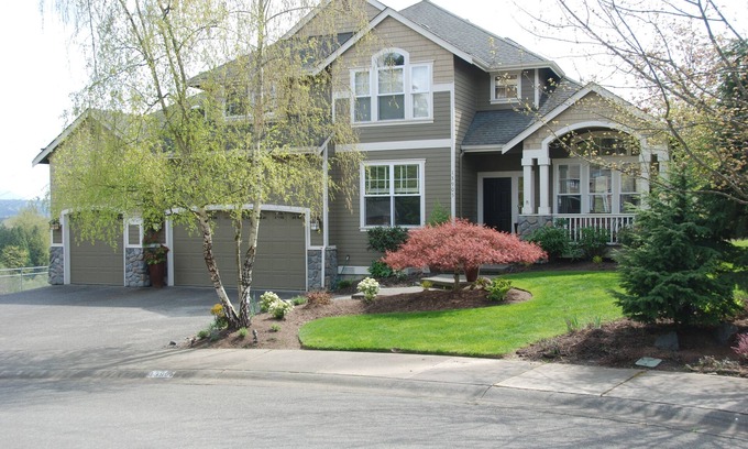Redmond House | Spacious 4-bedroom Family friendly house, in the heart of the Eastside.