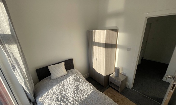 Chorlton-on-Medlock House | Spacious 4-Bedroom House in Manchester!