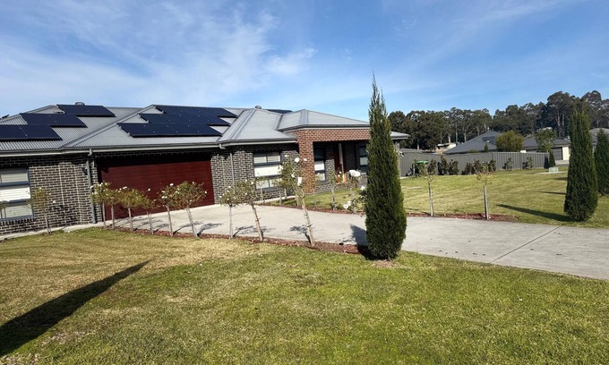 Kitchener House | Spacious 4-bedroom home in half acre. Premiumfamily friendly estate in Kitchener