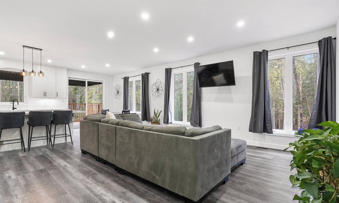 Highlands East House | Spacious 4-bedroom house in peaceful Tory Hill with WiFi, fitness room