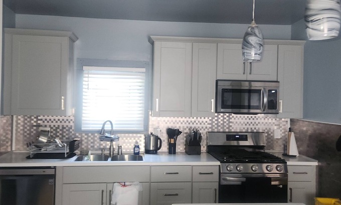 South Broadway House | Spacious 4-bedroom house in brilliant Cleveland with WiFi, AC sleeps 10