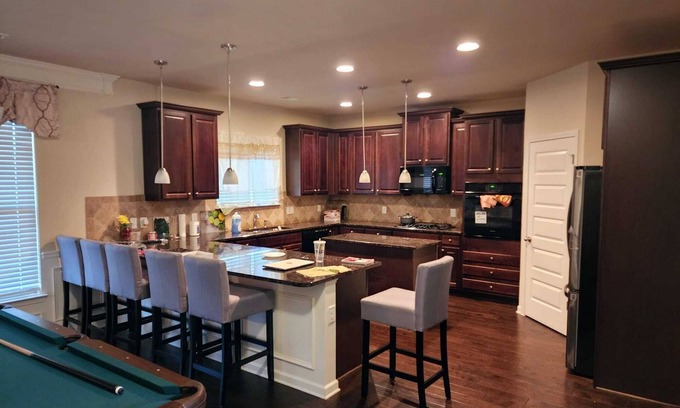 Covington House | Spacious 4-bedroom house with fitness room, WiFi in cool Covington