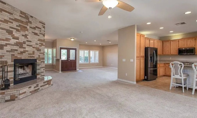 Lancaster House | Spacious 4-bedroom house with WiFi, fitness room in charming Lancaster.