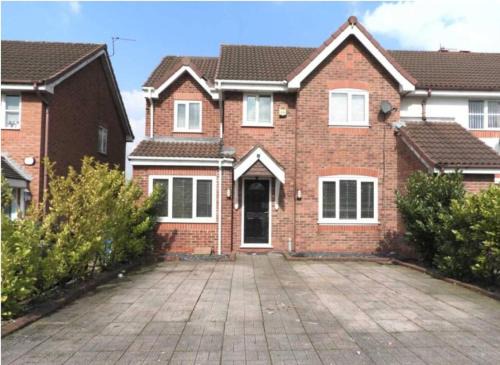 Liverpool House | Spacious 4 bedroom house