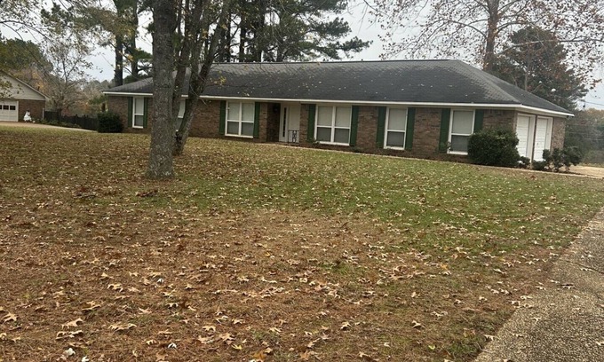 Florence House | Spacious 4-bedroom house in lakefront subdivision on one and a half acres