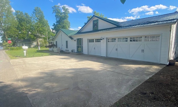 Lakeview House | Spacious 4-bedroom house with 3 patios at Indian Lake. Enjoy your stay!