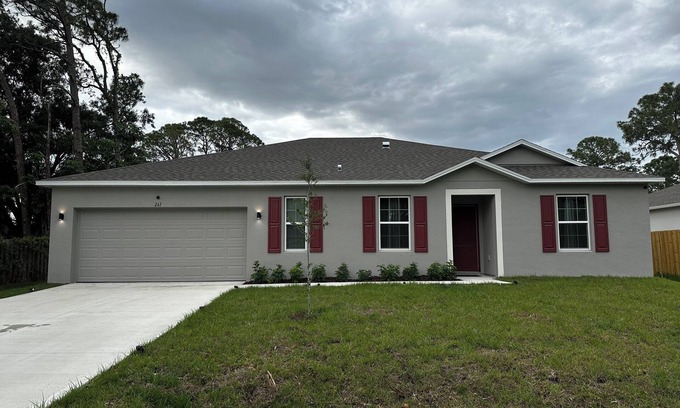 Port Malabar House | Spacious 4-bedroom house with AC, WiFi in wonderful Palm Bay