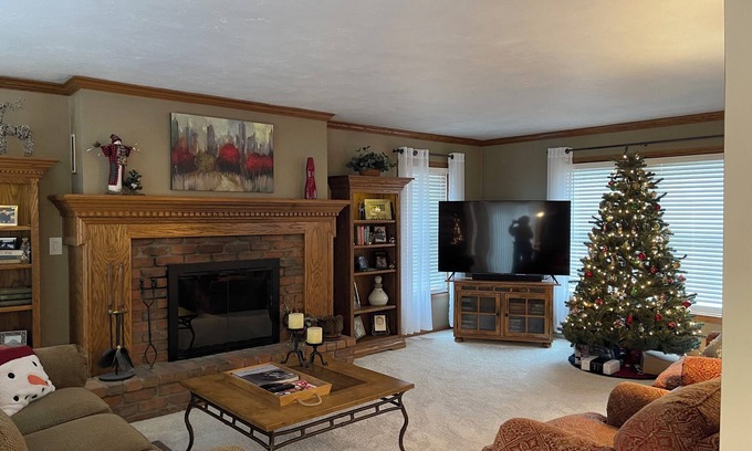 De Pere House | Spacious 4-bedroom house in De Pere with WiFi, AC. 3-4 miles from Lambeau Field