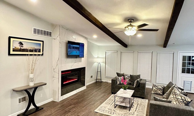 Garland House | Spacious 4-bedroom house in fabulous Garland with AC, WiFi
