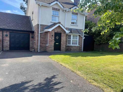 Dunmurry House | Spacious 4 bedroom house with large garden