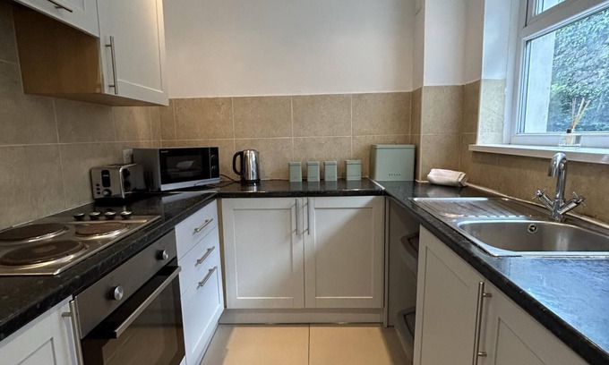 Castle House | Spacious 4 Bedroom House - Central & Pet Friendly