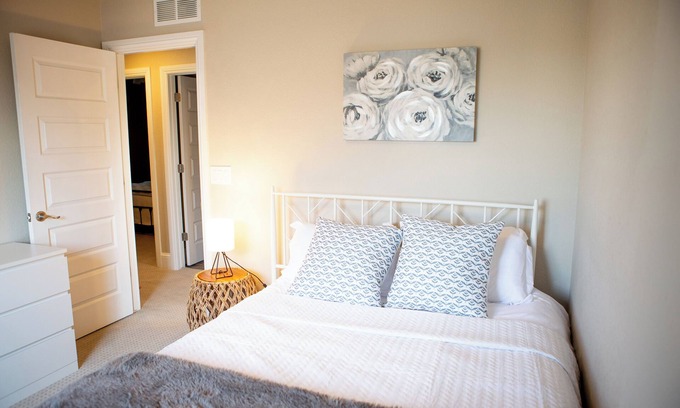Aurora House | Spacious 4-bedroom house with Home Office and Wifi near Southlands Mall