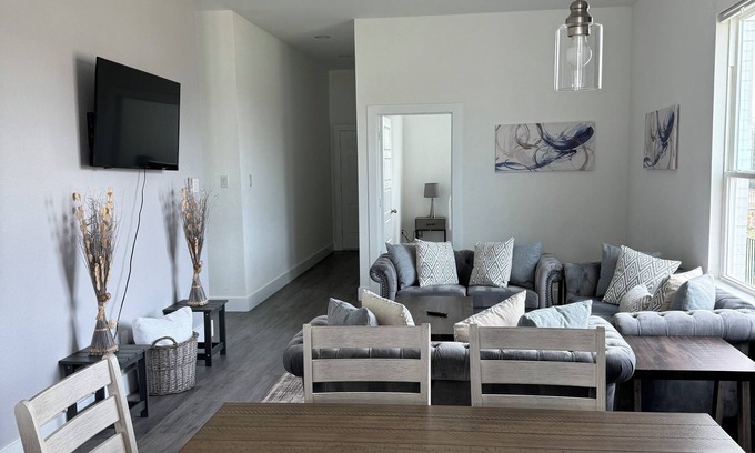 Oak Cliff House | Spacious 4-bedroom house, Sleeps 8 with WiFi, AC in Dallas