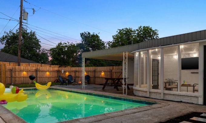 Buckner Terrace - Everglade Park House | Spacious 4-bedroom house in charming Dallas with AC, WiFi