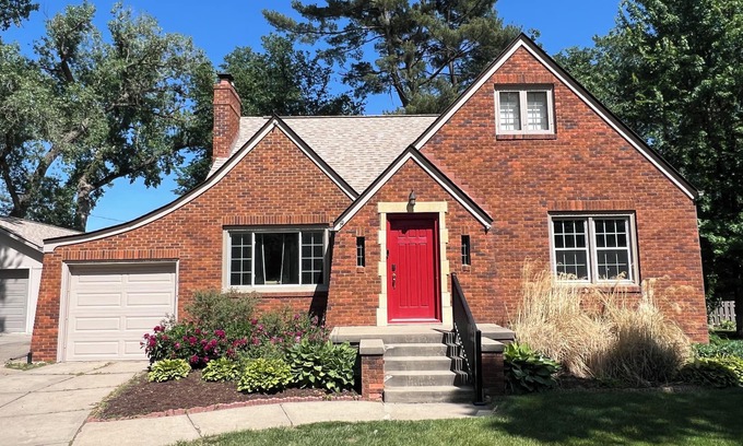 Omaha House | Spacious 4 bedroom Omaha Retreat