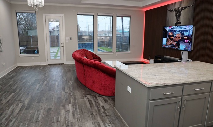 West Dallas Villa | Spacious 4-bedroom Private Pool Villa Close to Downtown Dallas