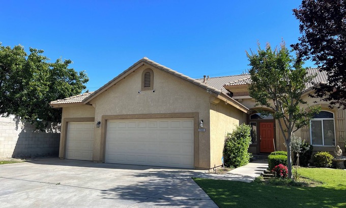 Pumpkin Center House | Spacious 4-bedroom house with pool, fwy access in charming Bakersfield
