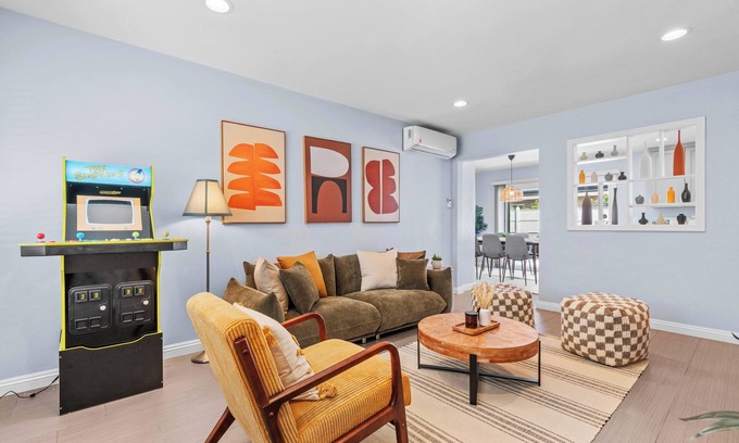 Westminster House | Spacious 4-bedroom house with WiFi, AC in serene Midway City