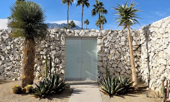 Sunmor House | Spacious 4-bedroom Mid-Century house in Palm Springs