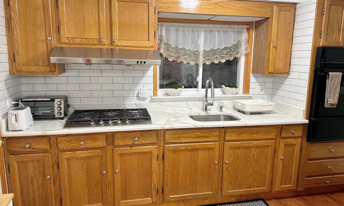 Whitman House | Spacious 4-bedroom townhome with WiFi and AC in superb Philadelphia