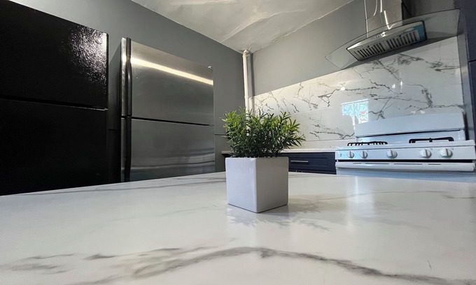 Spruce Hill Apartment | Spacious 4-bedroom unit with WiFi, AC near UPenn in university city Philadelphia