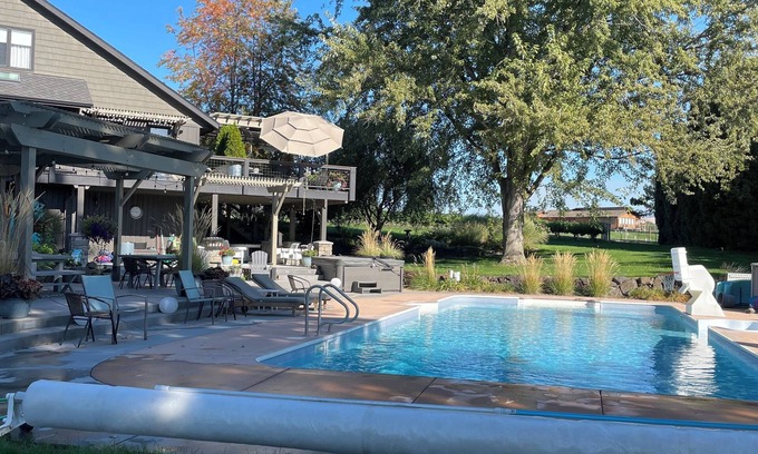 Walla Walla House | Spacious 4-bedroom house in lovely Walla Walla with pool and fitness room