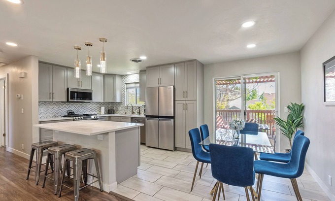 West Jordan House | Spacious 4 Bedroom/2 Bath home/WiFi/Garage Parking/Backyard/Beautiful Kitchen
