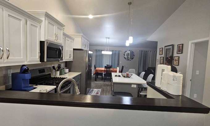 Fargo House | Spacious 4-bedroom with WiFi and AC in brilliant Fargo, great for eleven peoplen