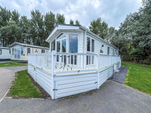 Hopton Cabin | Spacious 4 Berth Lodge With Wi-Fi & Decking At Broadland Sands Ref 20055Sv