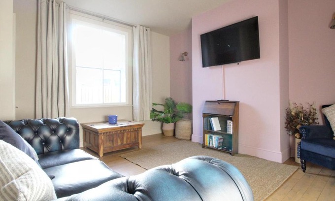 Huddersfield House | Spacious 4 Double Bedroom House in Huddersfield with parking