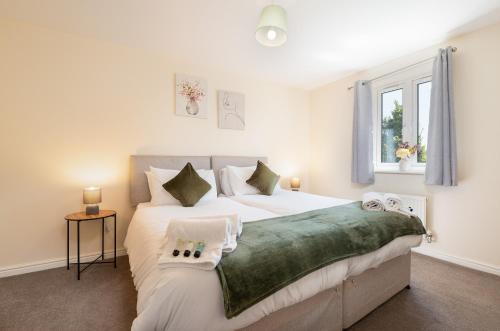 Wootton Bassett House | Spacious 4 bedroom, perfect for contractors, families, private parking