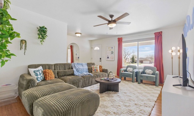 Scenic Heights House | Spacious 4BD - Backyard BBQ, Fire Pit & Mini Golf