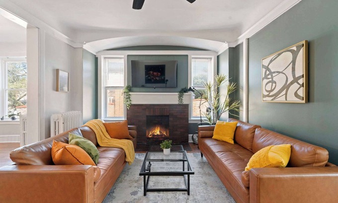 Edgewater Apartment | Spacious 4BR/2BA – Private Sun Deck In Chicago