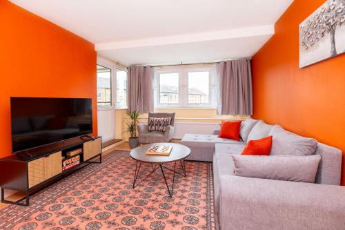 Golborne Apartment | Spacious 4BR apt with large balcony
