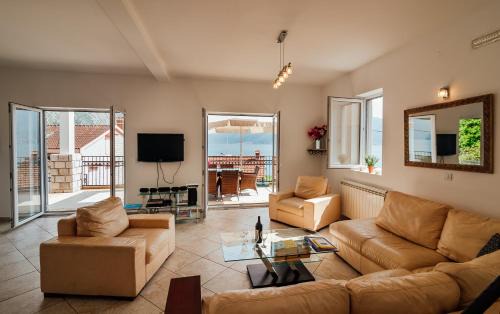 Orahovac House | Spacious 4BR Beach House, Fantastic Sea Views