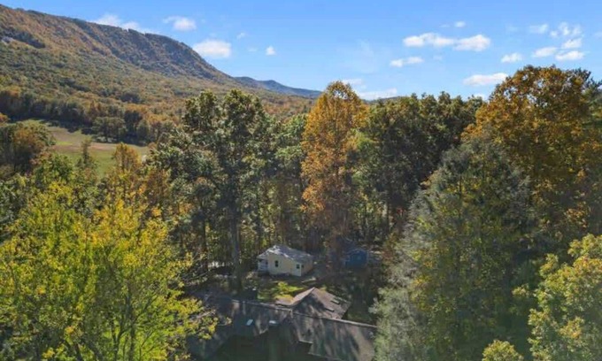 Hendersonville House | Spacious 4BR Compound w/2 Cottages | Near Trails