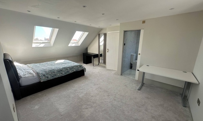 Stonecot House | Spacious 4BR Home Garden & Office Space