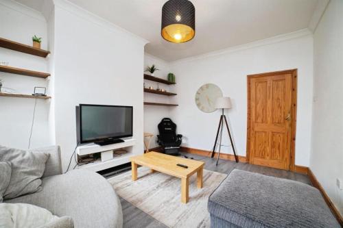 Heanor House | Spacious 4BR Home, Garden, Smart TV, WiFi, Heanor