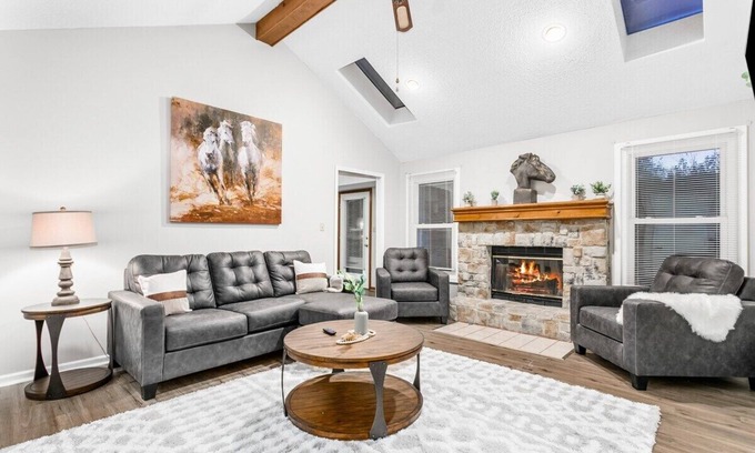 I-435 West KC-KS House | Spacious 4BR Home Near Legends & Shopping