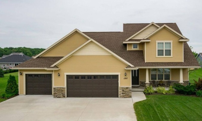 De Pere House | Spacious 4BR Home Near NFL Draft – 5.7 Miles from Lambeau!