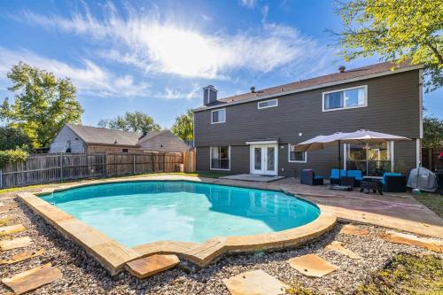 South Arlington House | Spacious 4BR Home with Pool BBQ & Games