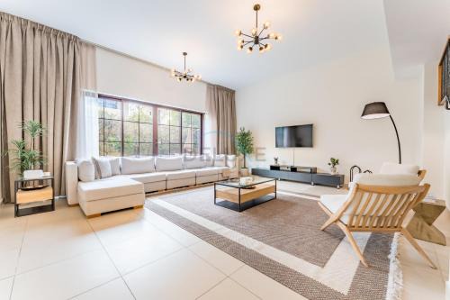 Dubai Villa | Spacious 4BR Plus Maids Villa, Near Avenue Mall, Cycle Park & Sports Complex - 15 Mins to Downtown Dubai, Nad Al Shiba Third by Deluxe Holiday Homes