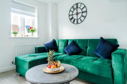 Milton Keynes House | Spacious 4BR Townhouse Free Parking & WiFi